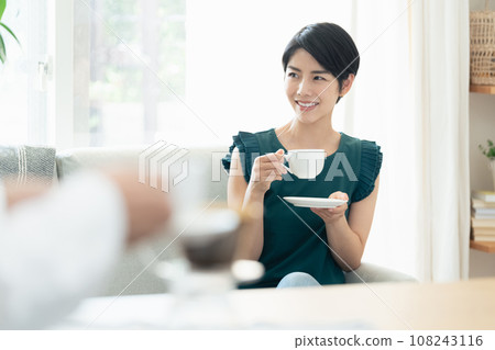婦女們在客廳喝咖啡聊天 108243116