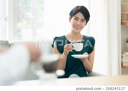 婦女們在客廳喝咖啡聊天 108243117