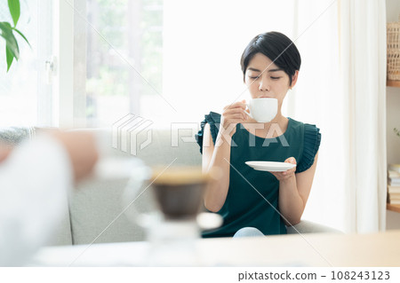 婦女們在客廳喝咖啡聊天 108243123
