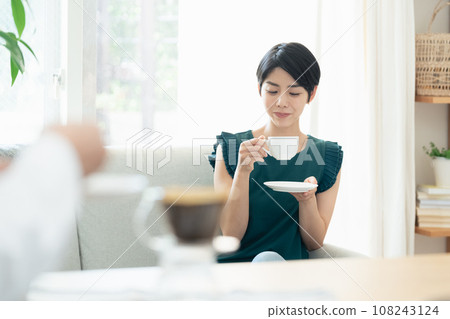 婦女們在客廳喝咖啡聊天 108243124