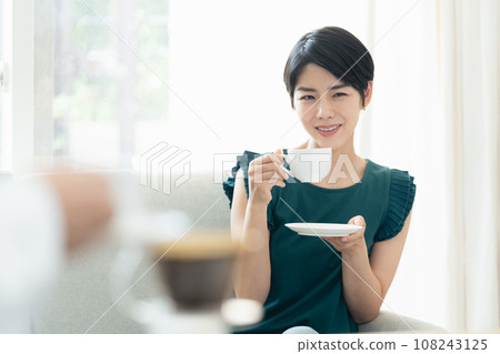 婦女們在客廳喝咖啡聊天 108243125