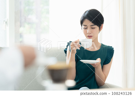 婦女們在客廳喝咖啡聊天 108243126