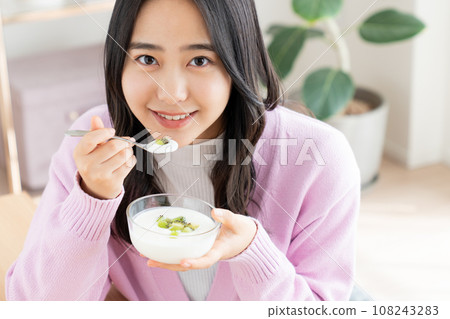 吃酸奶的少婦 吃酸奶的少婦 108243283