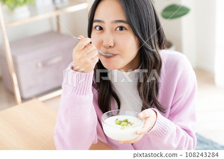 吃酸奶的少婦 吃酸奶的少婦 108243284