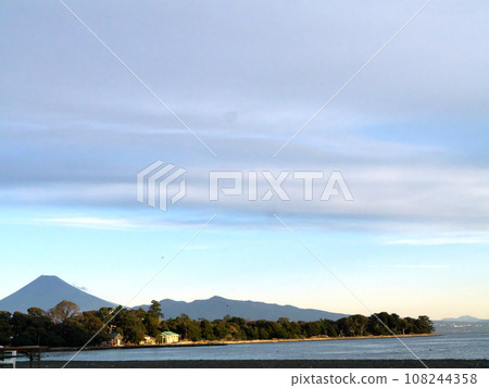 夏天從海邊看到的富士山 夏天從海邊看到的富士山 108244358