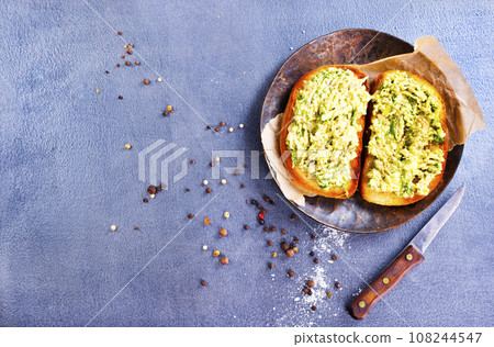 Healthy avocado toasts for breakfast or lunch with rye bread/ Healthy avocado toasts for breakfast or lunch with rye bread/ 108244547