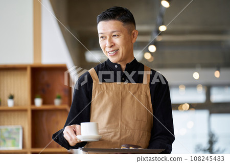 在咖啡館工作的亞裔男職員 108245483
