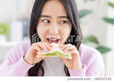 吃三明治的少婦 吃三明治的少婦 108247216