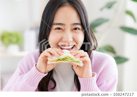 吃三明治的少婦 吃三明治的少婦 108247217