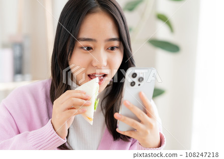 吃三明治的少婦 吃三明治的少婦 108247218