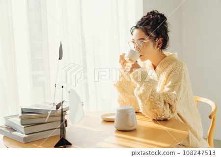 一個女人喝咖啡 一個女人喝咖啡 108247513