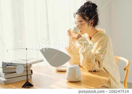 一個女人喝咖啡 108247514