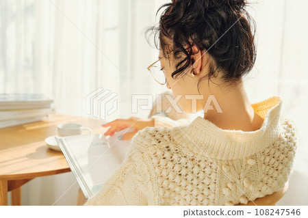 woman reading 108247546