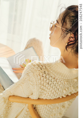 woman reading woman reading 108247548