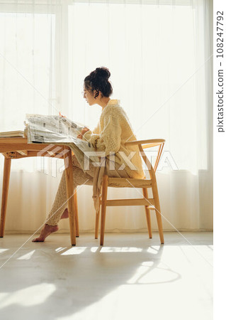 讀報紙的婦女 108247792