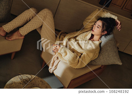 放鬆在屋子裡的婦女 放鬆在屋子裡的婦女 108248192