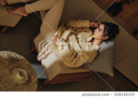 放鬆在屋子裡的婦女 108248193