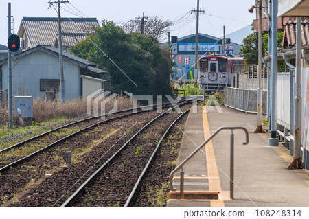 Around the station building: Shimabara Railway Daisan Higashi, an unmanned station (Daisan Higashi Station) where the Ariake Sea stretches out directly behind the station building. Around the station building: Shimabara Railway Daisan Higashi, an unmanned station (Daisan Higashi Station) where the Ariake Sea stretches out directly behind the station building. 108248314
