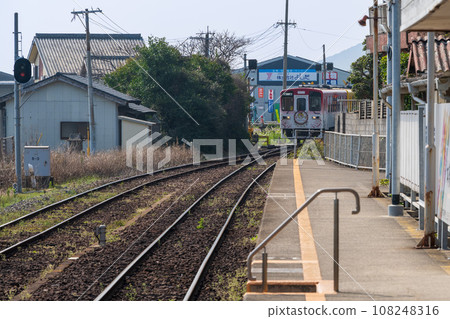 Scenery inside the station building Shimabara Railway Daisan Higashi is an unmanned station (Daisan Higashi Station) where the Ariake Sea stretches out directly behind the station building. Scenery inside the station building Shimabara Railway Daisan Higashi is an unmanned station (Daisan Higashi Station) where the Ariake Sea stretches out directly behind the station building. 108248316