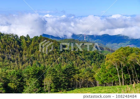 夏季的牛奧岡原折里山和小金澤山附近的山脊線和景色 108248484