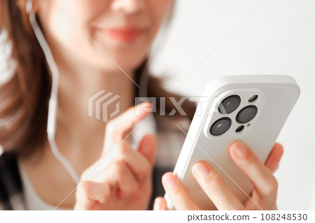 一個笑著操作智能手機的女人 108248530