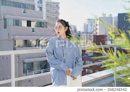 一名女子在屋頂休息 一名女子在屋頂休息 108248542