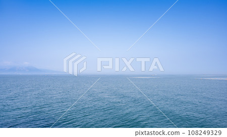Ferry voyage with a clear spring sky in the background (Shimabara City, Nagasaki Prefecture, Kumamoto Prefecture, Ariake Sea) 108249329