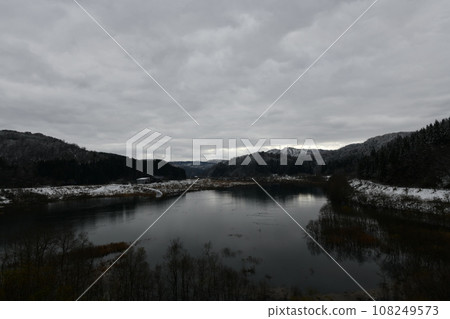 一個小國的冬天風景，在黑暗、厚厚的天空下，有白雪覆蓋的山脈 108249573