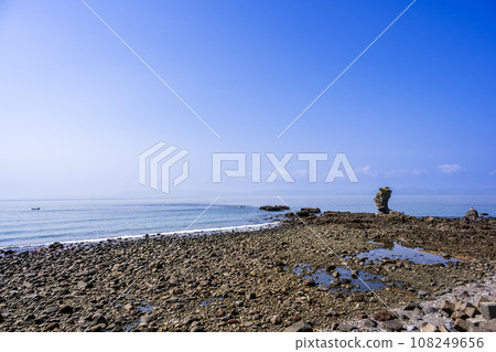 Futagoiwa, a lava tower with the sea in the background, a tourist spot in Minamishimabara City, Nagasaki Prefecture Futagoiwa, a lava tower with the sea in the background, a tourist spot in Minamishimabara City, Nagasaki Prefecture 108249656