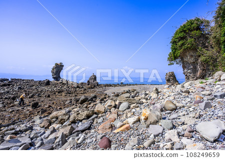Futagoiwa, a lava tower with the sea in the background, a tourist spot in Minamishimabara City, Nagasaki Prefecture 108249659