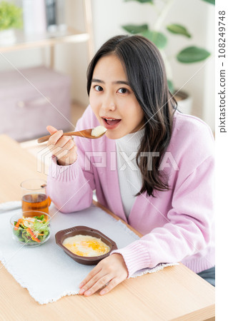 年輕女子吃多利亞 108249748