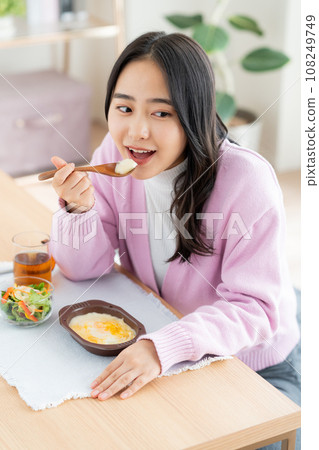 年輕女子吃多利亞 108249749