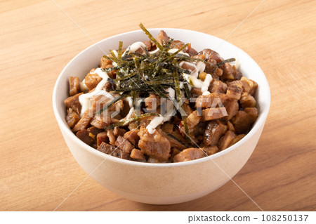 Chopped chashu rice bowl 108250137
