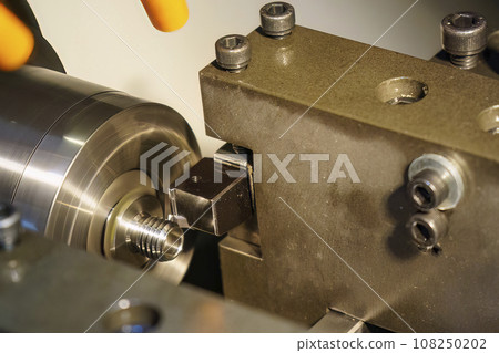 The multi-tasking CNC lathe machine swiss type thread cutting the metal pipe parts. The multi-tasking CNC lathe machine swiss type thread cutting the metal pipe parts. 108250202