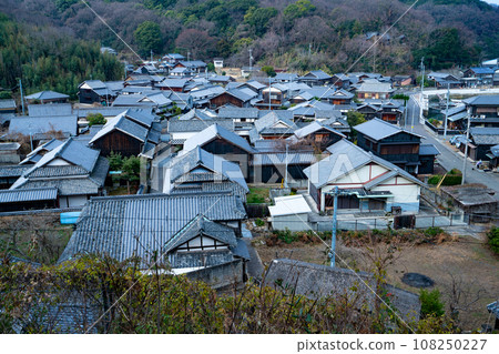 [Important Preservation District for Groups of Traditional Buildings] Kasashima Village 5 seen from the Higashiyama mountainside Main island, Marugame City, Kagawa Prefecture 108250227