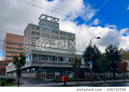 旭川市舊市政廳,斜正面圖,北海道旭川市,晴天,由佐藤武雄設計。 旭川市舊市政廳,斜正面圖,北海道旭川市,晴天,由佐藤武雄設計。 108250390