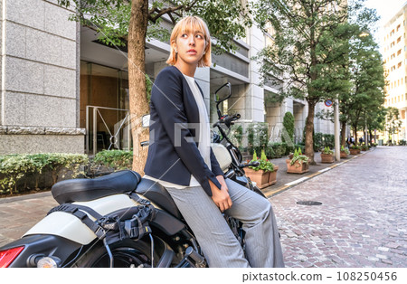 一名騎著大型摩托車的女騎士在新橋義大利城購物。 一名騎著大型摩托車的女騎士在新橋義大利城購物。 108250456