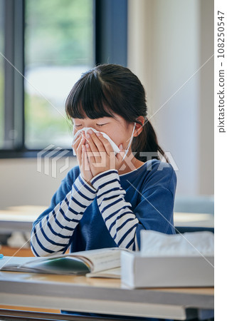 小學生用紙巾摀住鼻子 108250547