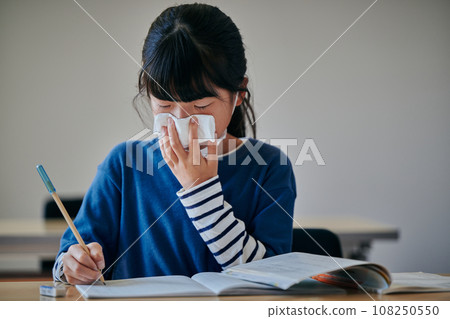 小學生用紙巾摀住鼻子 小學生用紙巾摀住鼻子 108250550