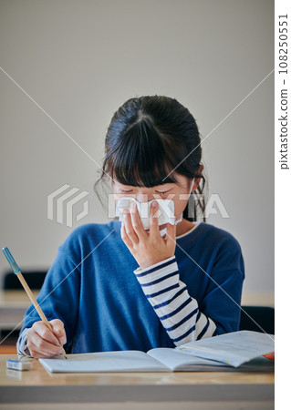 小學生用紙巾摀住鼻子 小學生用紙巾摀住鼻子 108250551