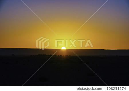 摩洛哥撒哈拉沙漠的日出和清晰的地平線 108251274