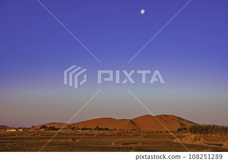Sunrise and clear horizon in the Sahara desert of Morocco 108251289