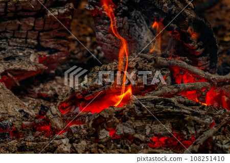 texture flame from burning logs at night texture flame from burning logs at night 108251410
