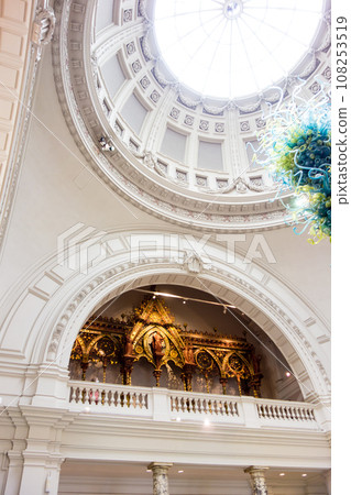 倫敦維多利亞與艾爾伯特博物館一棟歷史建築的內部,白色牆壁和拱門設計 倫敦維多利亞與艾爾伯特博物館一棟歷史建築的內部,白色牆壁和拱門設計 108253519