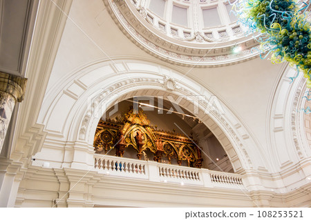 倫敦維多利亞與艾爾伯特博物館一棟歷史建築的內部,白色牆壁和拱門設計 倫敦維多利亞與艾爾伯特博物館一棟歷史建築的內部,白色牆壁和拱門設計 108253521