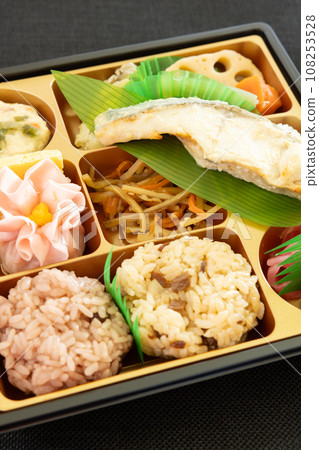 Shokado bento box with delicious grilled fish 108253528