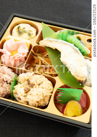 Shokado bento box with delicious grilled fish 108253529
