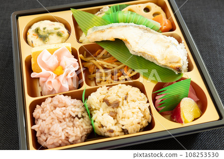 Shokado bento box with delicious grilled fish 108253530