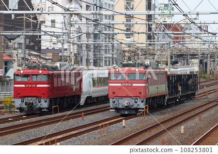 由 EF81 電力機車牽引：在東北線上，配電列車彼此平行運行。 108253801