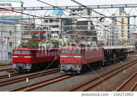 由 EF81 電力機車牽引：在東北線上，配電列車彼此平行運行。 108253802